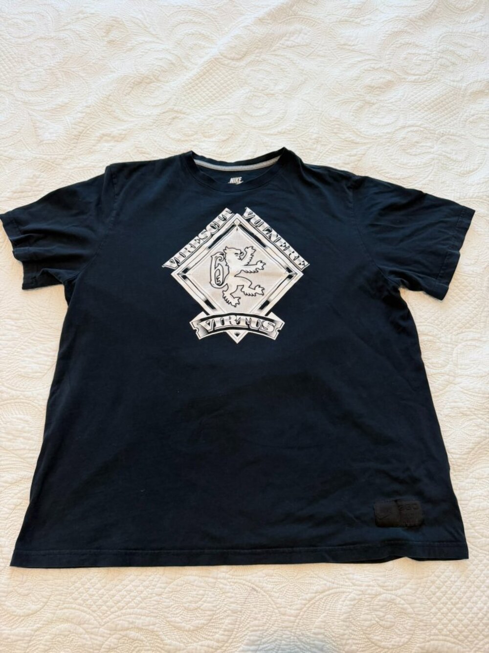 Nike Sportswear Graphic Tee XXL – 100% Organic Cotton – Black Lion Crest